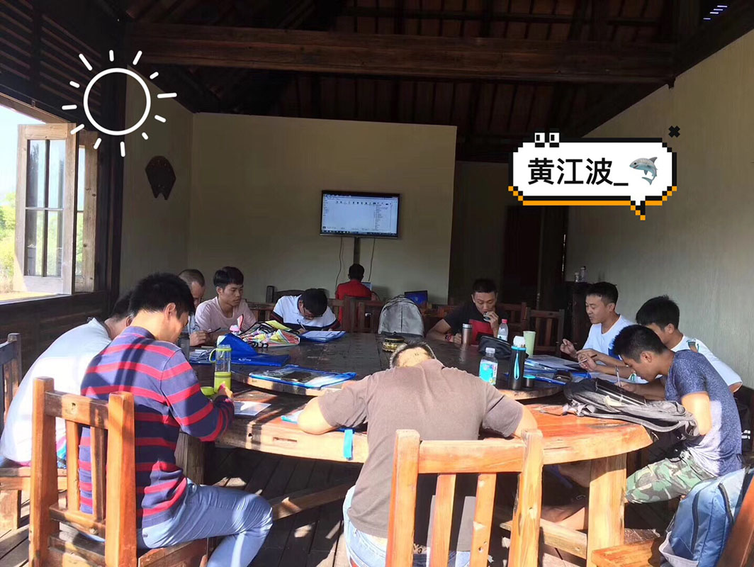 除了俯瞰大地的飛翔，還有潛入海底的翱翔。